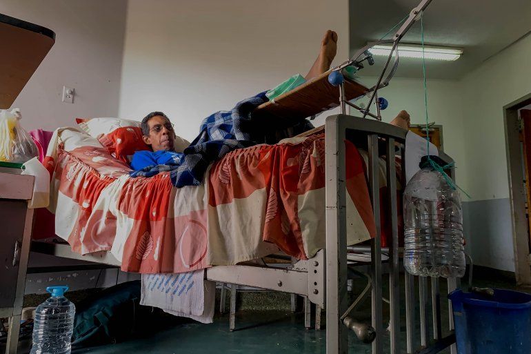 Fotografía fechada el 15 de abril del 2019 que muestra a un paciente del Hospital Clínico Universitario a la espera de parte de su tratamiento, en Caracas (Venezuela).