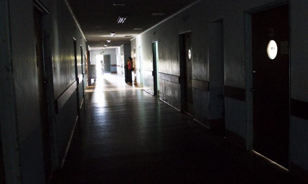 Hospital Clínico Universitario a oscuras desde hace tres semanas por falla eléctrica