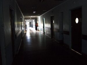 Hospital Clínico Universitario a oscuras desde hace tres semanas por falla eléctrica