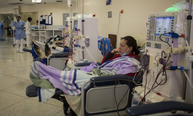La angustia de vivir condenada a una máquina de diálisis en Venezuela