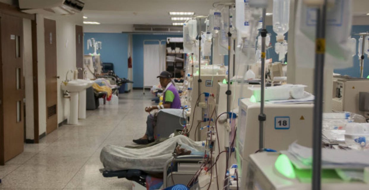 Dos personas han muerto por escasez de insumos para diálisis peritoneal