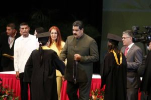 Maduro aumenta 50% del salario de los médicos del sector público