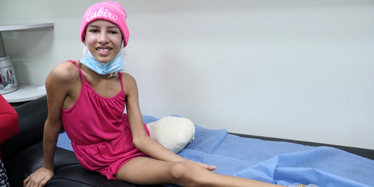 Médicos amputaron la pierna cancerosa a niña de 14 años para salvarle la vida