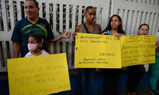 Padres de niños venezolanos se encadenan en el JM de los Ríos para exigir medicinas
