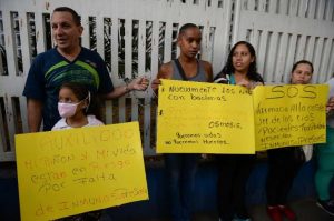 Padres de niños venezolanos se encadenan en el JM de los Ríos para exigir medicinas