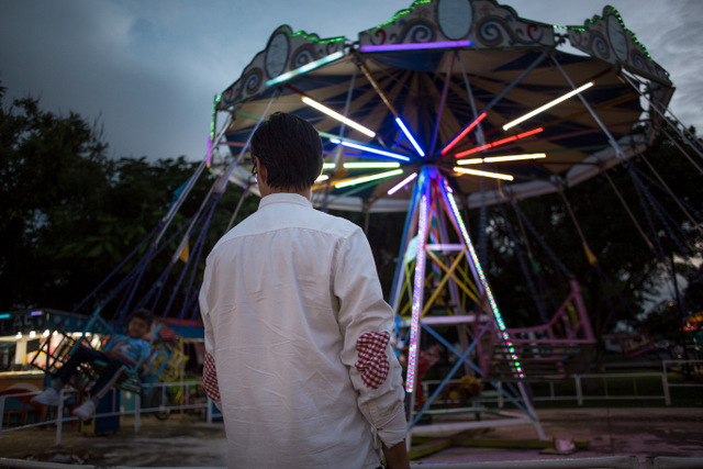 Daniel paseando por una feria de atracciones en la sureña ciudad mexicana de Mérida. Crédito: Sergio Ortiz/Amnistía Internacional